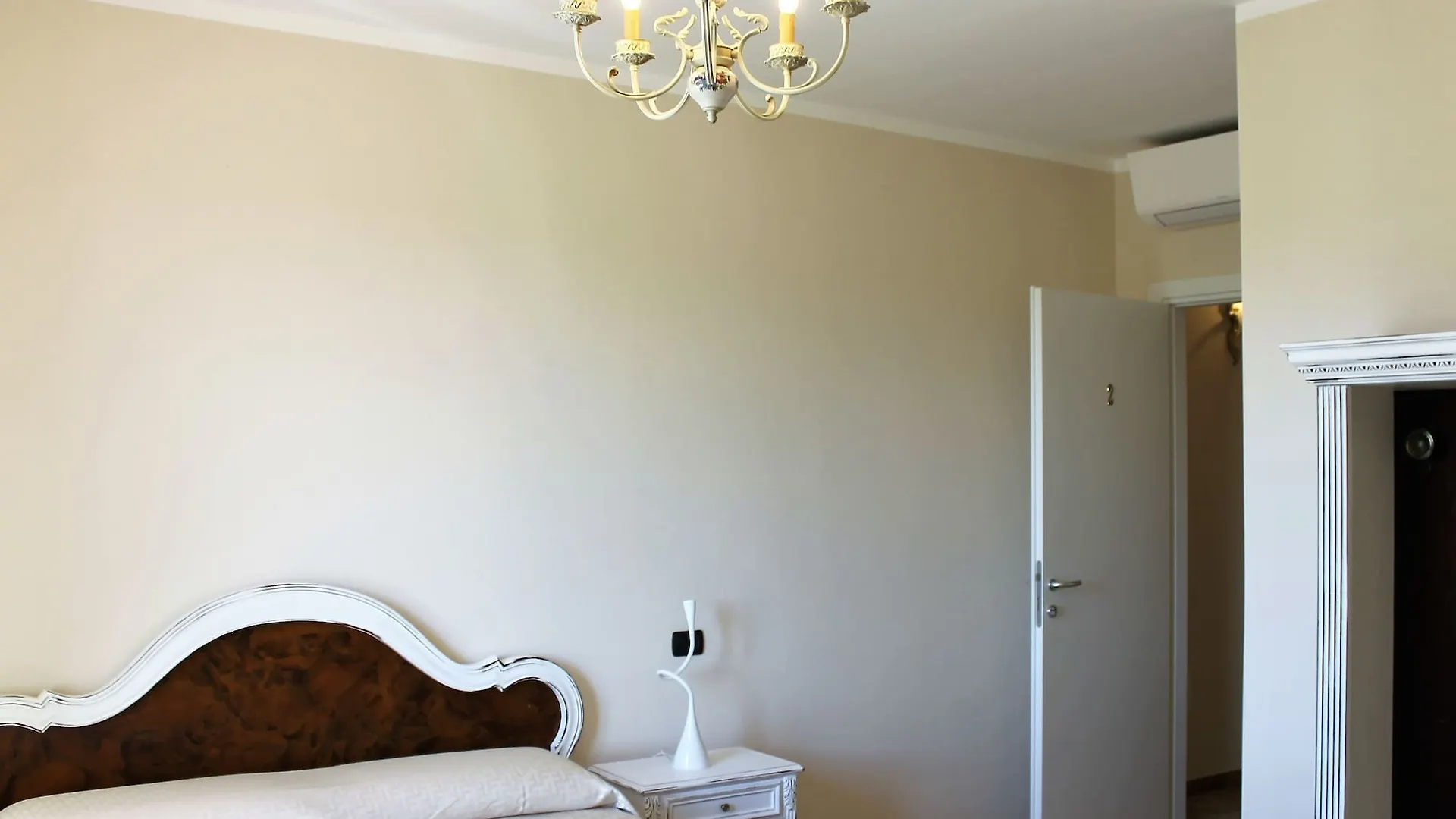 Villa Malvasio Pool And Jacuzzi Room Sassari Italy